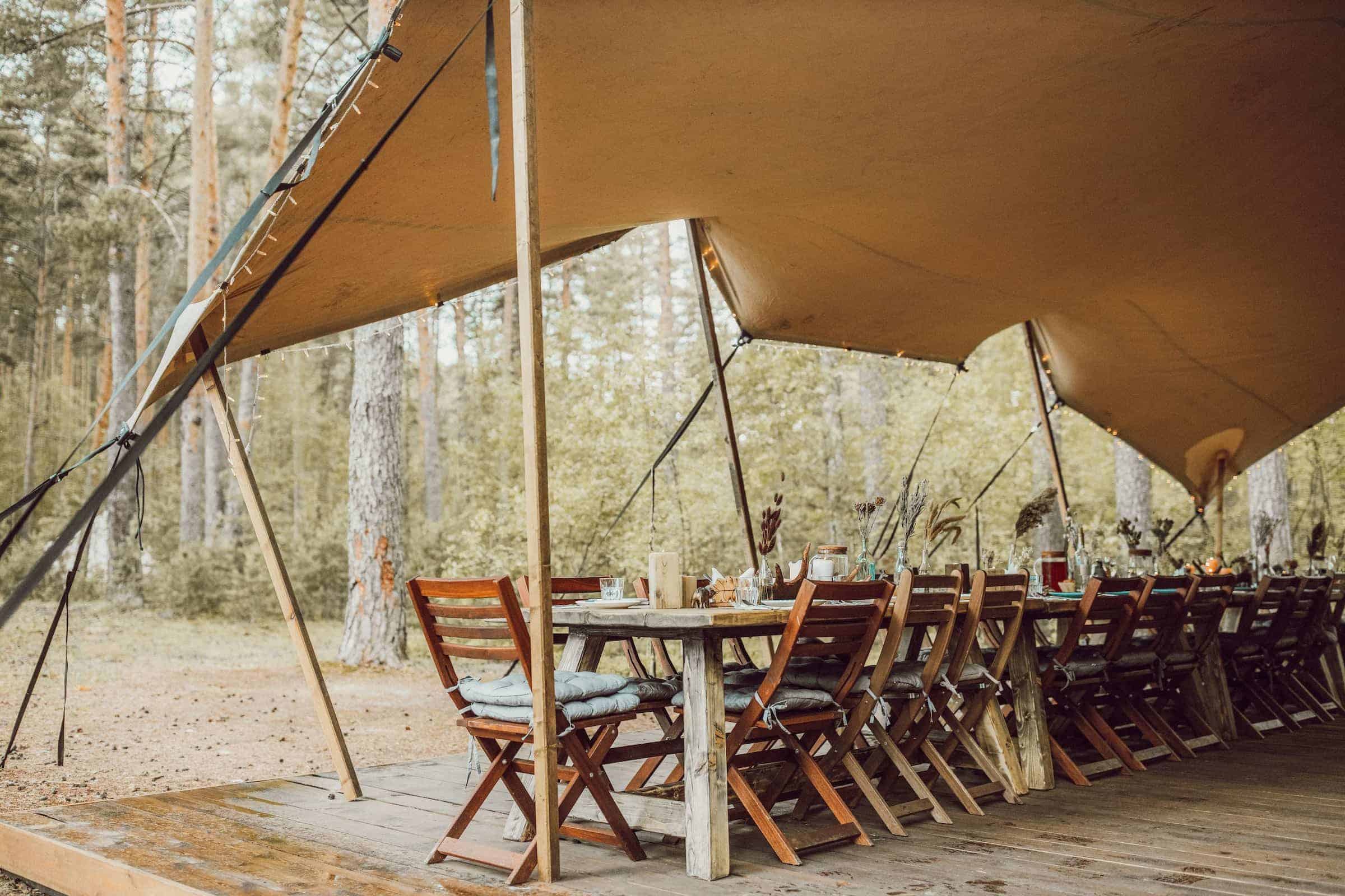 Eventplanung mit Outdoor-Setup unter einem Zeltdach