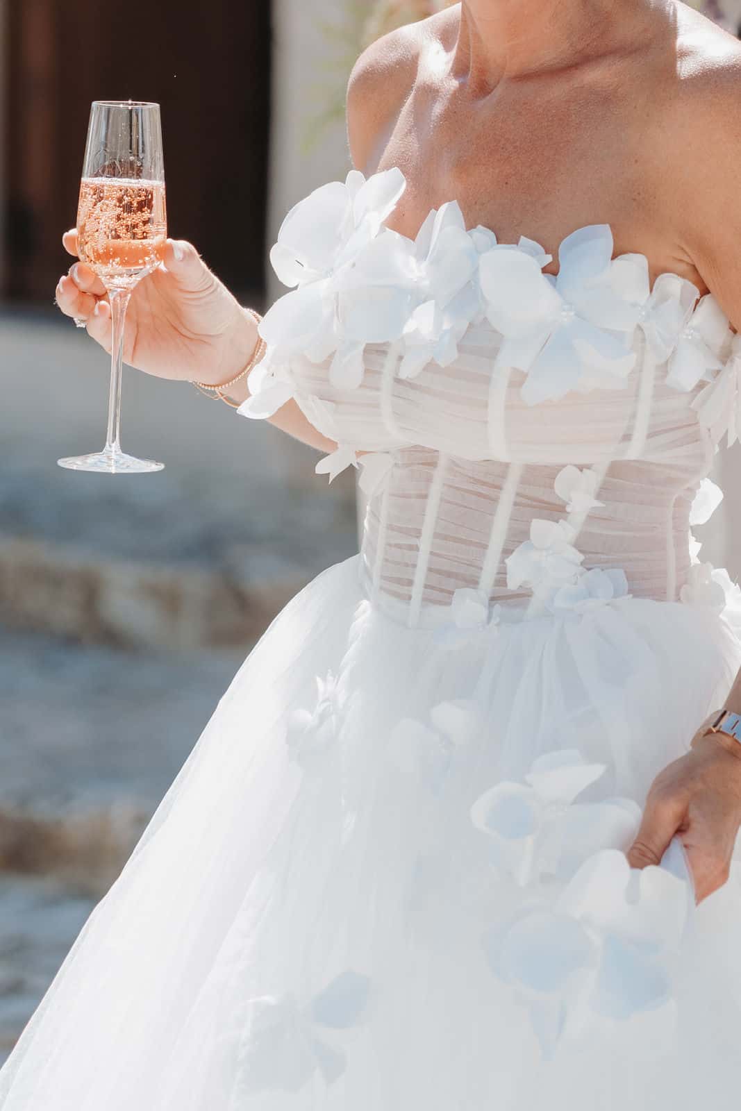 Detail der Braut mit einem Glas Champagner während der Hochzeitsfeier