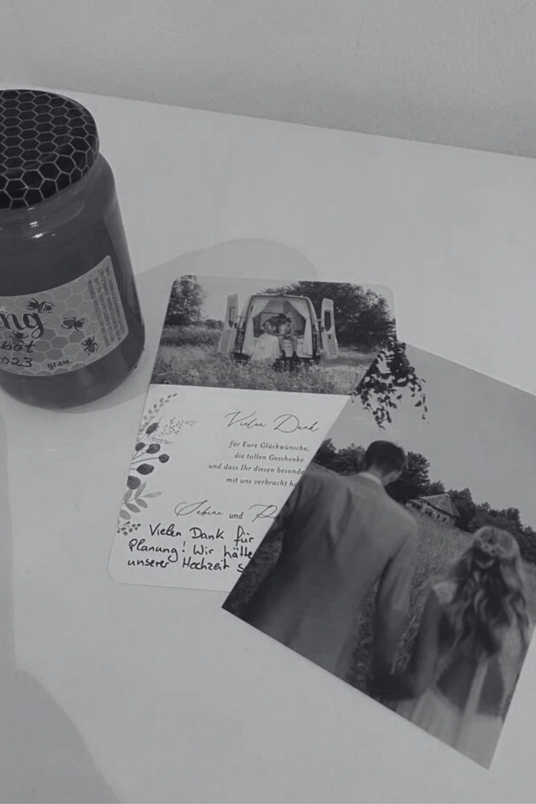 Original Dankeskarten und persönliche Erinnerungen an die Hochzeit des Hey Happy Day Kunden auf dieser Seite