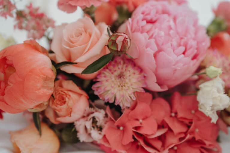Detailaufnahme eines floralen Arrangements bei einer Gartenhochzeit auf einem privaten Grundstück
