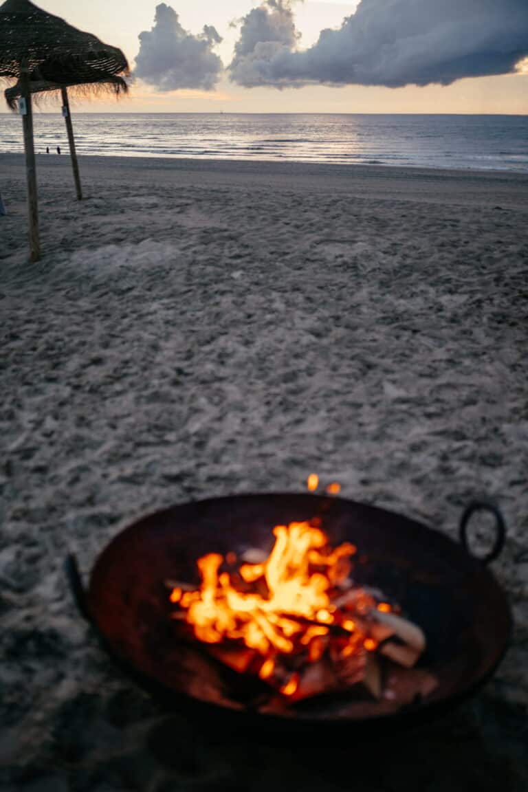 Lagerfeuer am Strand bei einer Hochzeit in Holland – entspannte Abendstimmung als Teil eines Wedding Weekends am Meer.