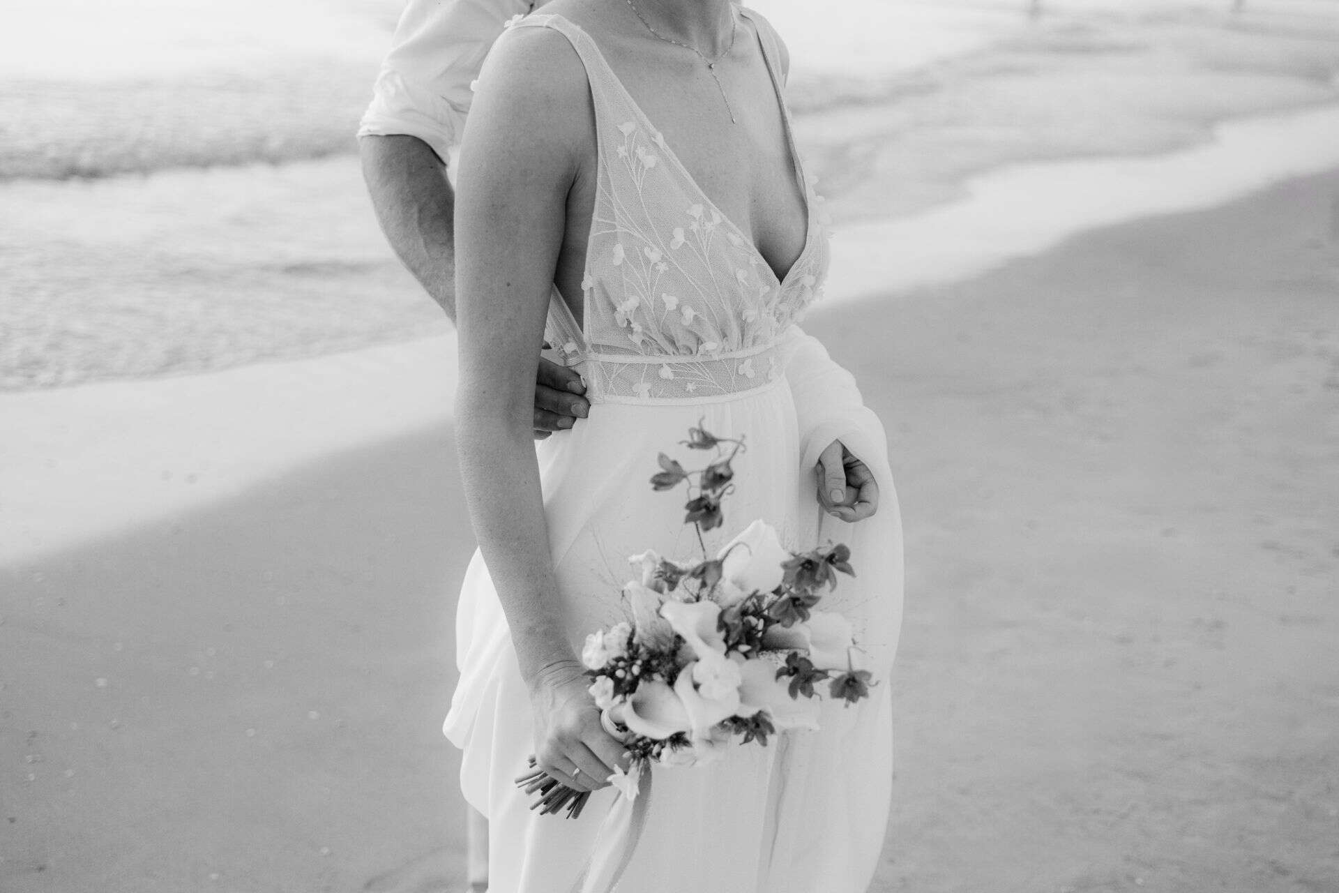 Braut mit Blumenstrauß bei einer Hochzeit in Holland