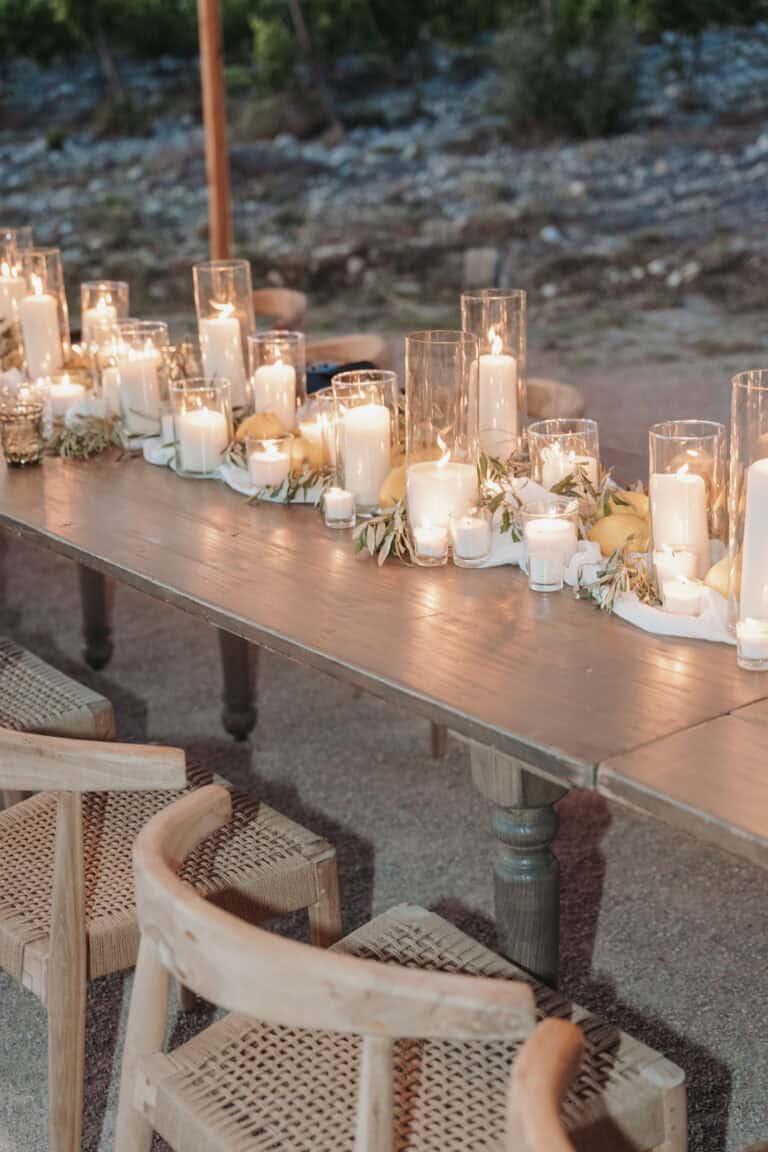 Stimmungsvolle Hochzeitstafel mit Kerzen und natürlichem Lichtkonzept am Abend