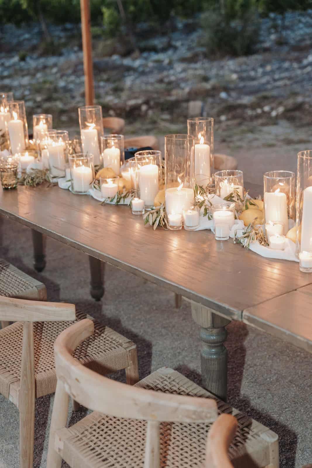Stimmungsvolle Hochzeitstafel mit Kerzen und natürlichem Lichtkonzept am Abend