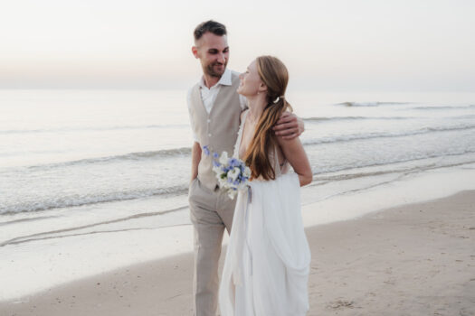 Portrait eines Hochzeitspaares am Strand