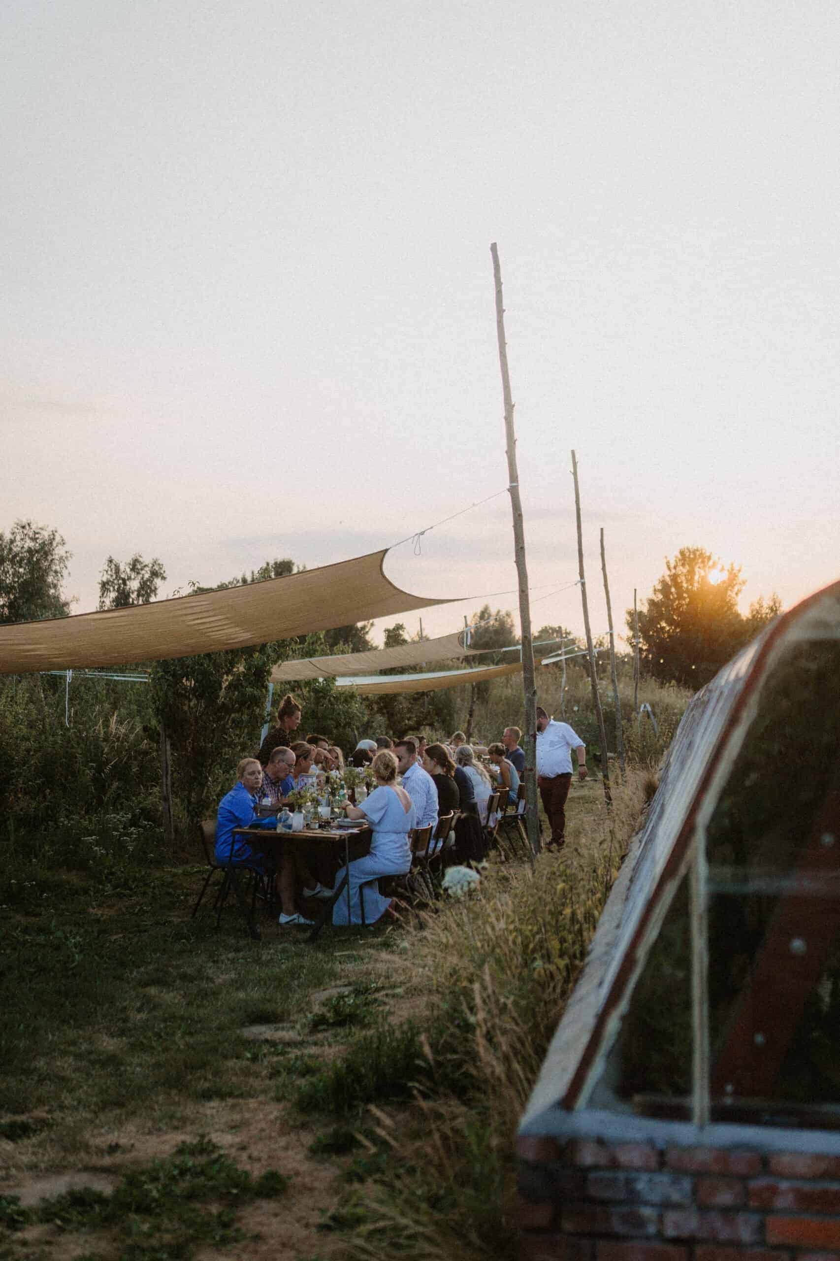 Lange Tafel unter freiem Himmel bei einer von Hochzeitsplanern begleiteten Outdoor-Hochzeit