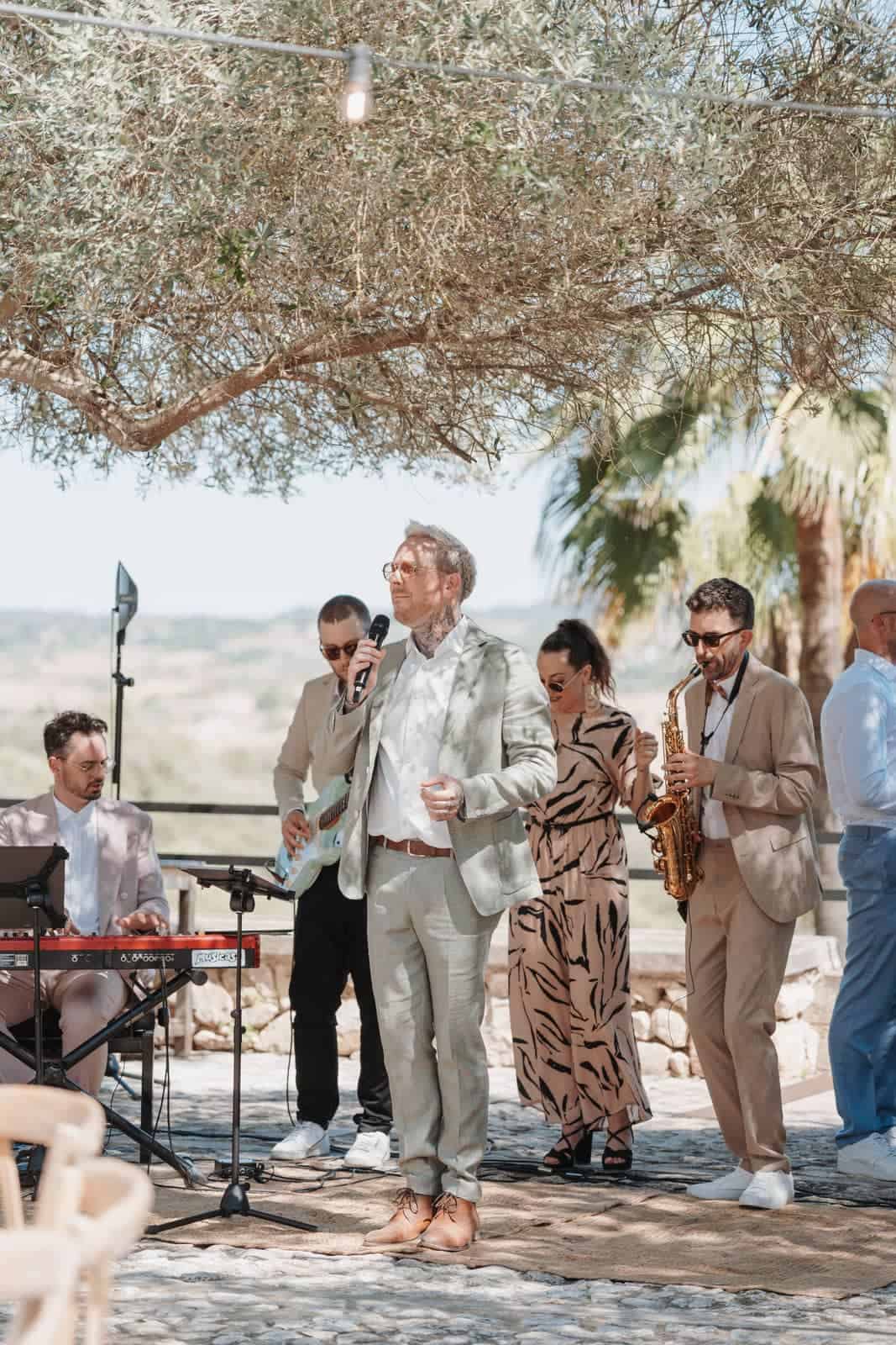 Live-Musik während einer Hochzeitsfeier, begleitet durch einen erfahrenen Weddingplaner