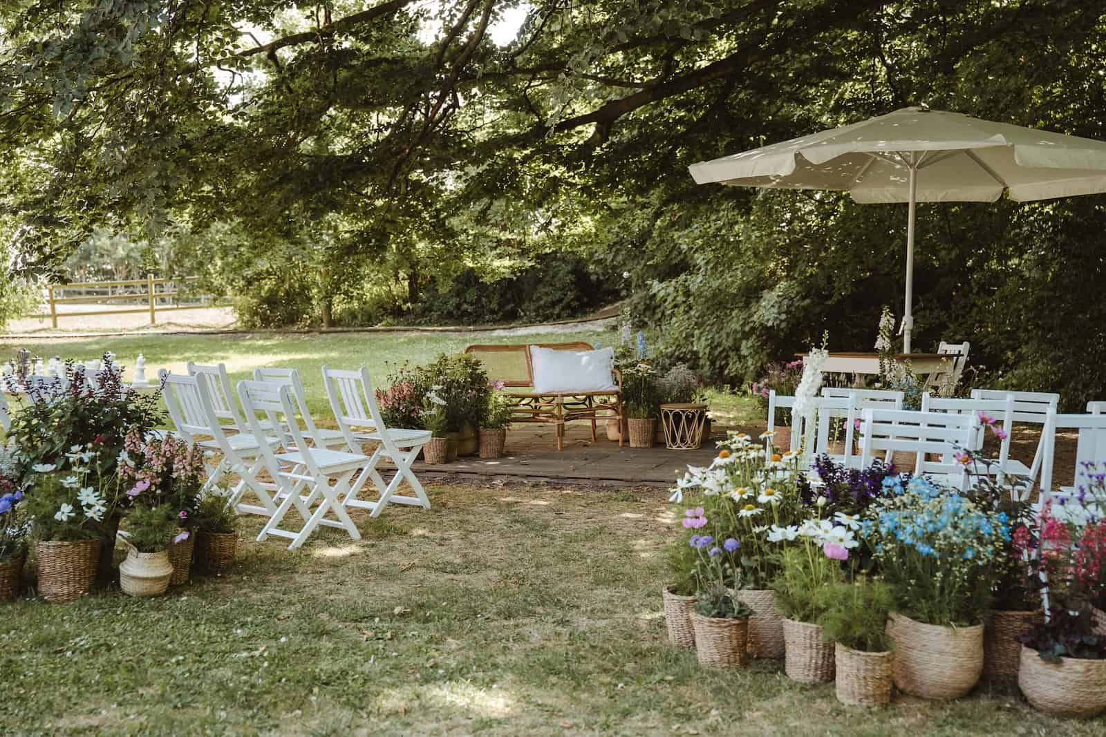 Outdoor Trauung mit natürlichem Hochzeitsdesign und stimmigem Wedding Design Konzept