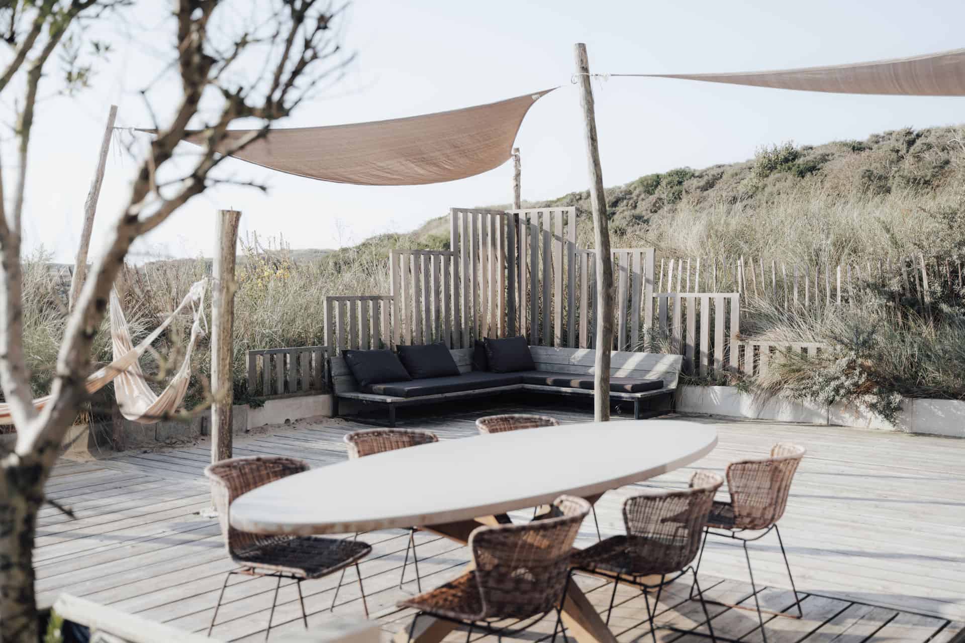 Outdoor-Dinner und Lounge-Bereich bei einer Hochzeit in Holland mit professioneller Hochzeitsplanung