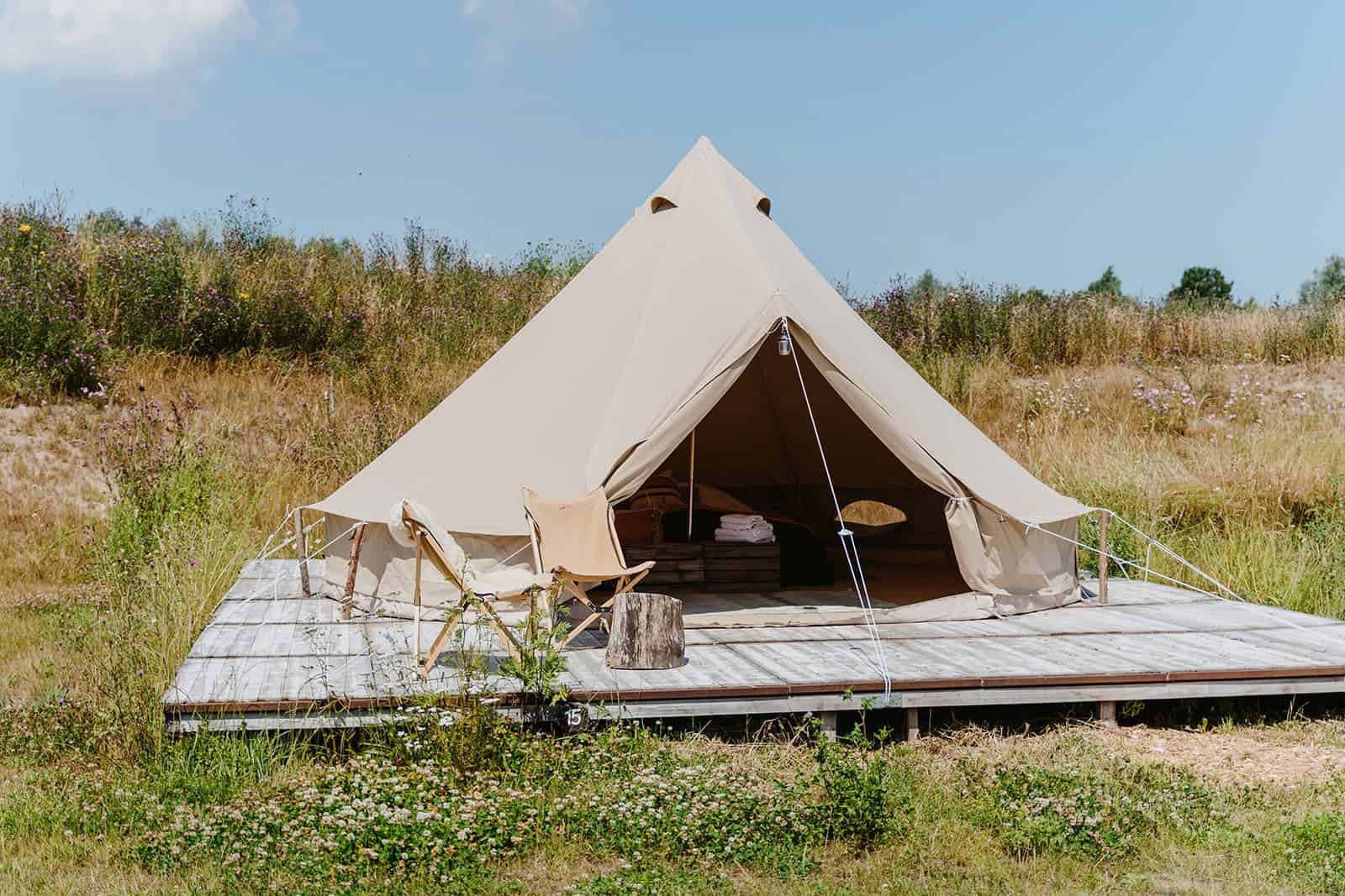Glampingzelt Unterkunft im Grünen als Teil eines mehrtägigen Hochzeitswochenendes