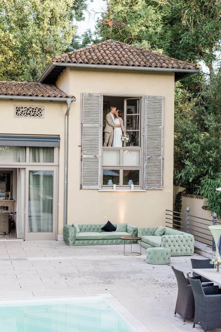 Brautpaar genießt ruhigen Moment während eines entspannten Hochzeitswochenendes in privater Villa mit Pool