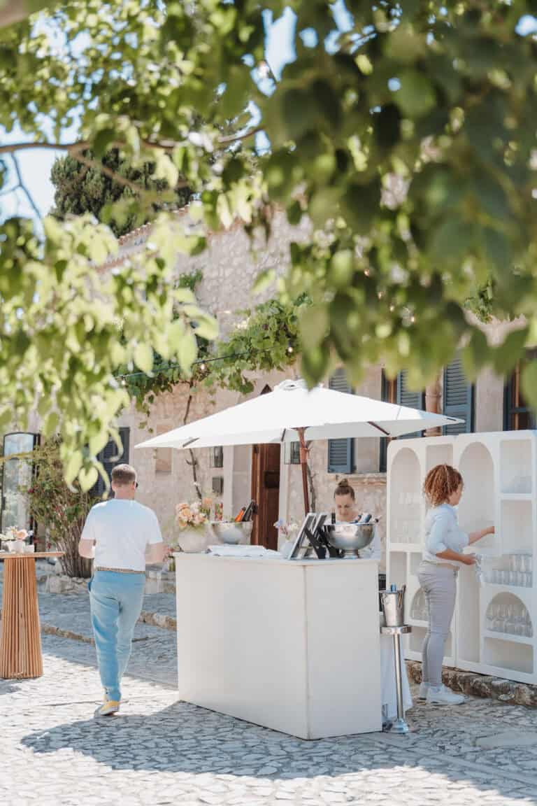 Professionell organisierte Bar bei einer Destination Wedding auf Mallorca – Hochzeitsplanung und Eventplanung auf einer Finca unter freiem Himmel