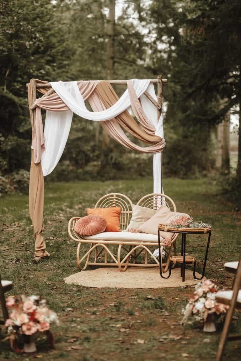 Traubogen und Lounge bei freier Trauung – individuell geplante Gartenhochzeit im Grünen