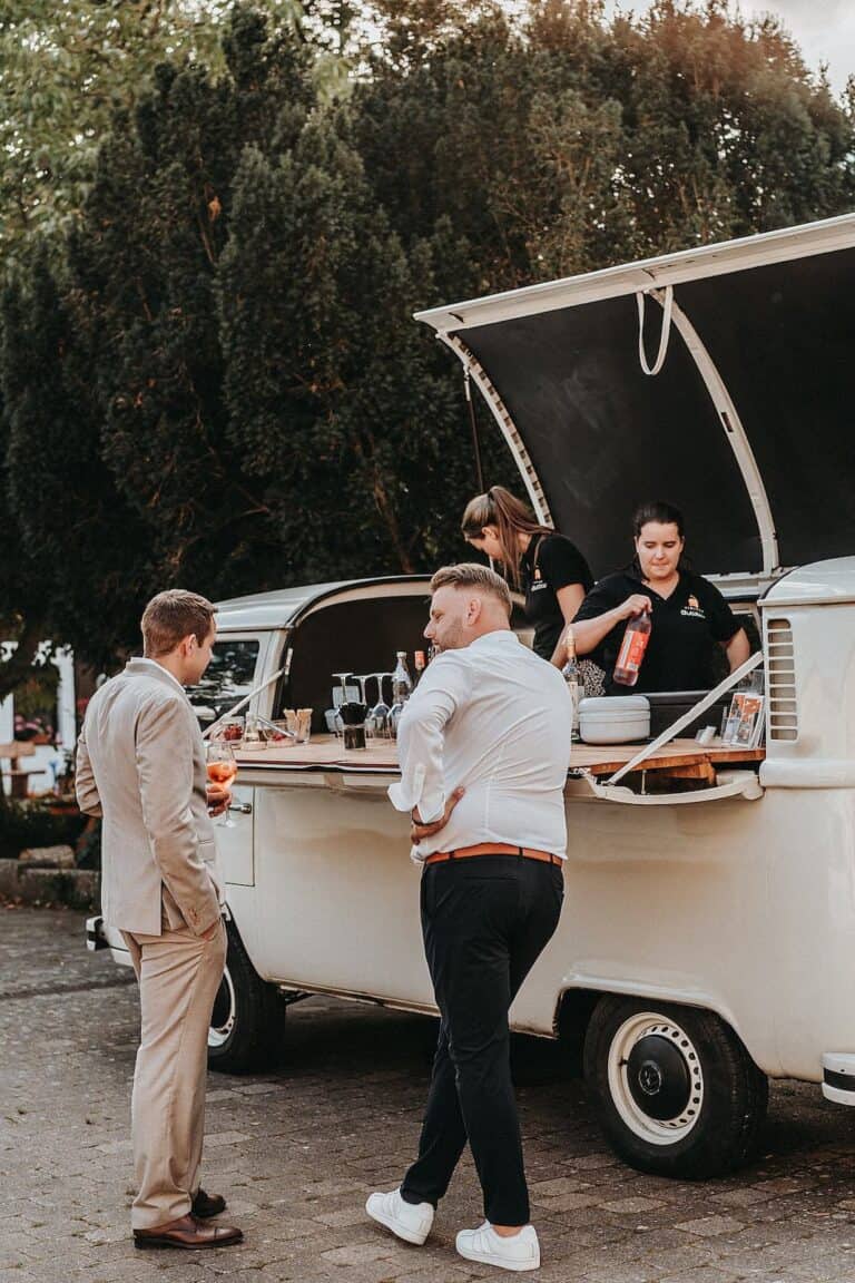 Foodtruck und VW Bulli Bar bei einer Gartenhochzeit zu Hause, ideal für ungezwungene Feste im privaten Umfeld.