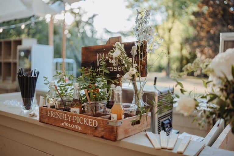 Pimp-Your-Prosecco-Bar bei einer Schlosshochzeit im Grünen