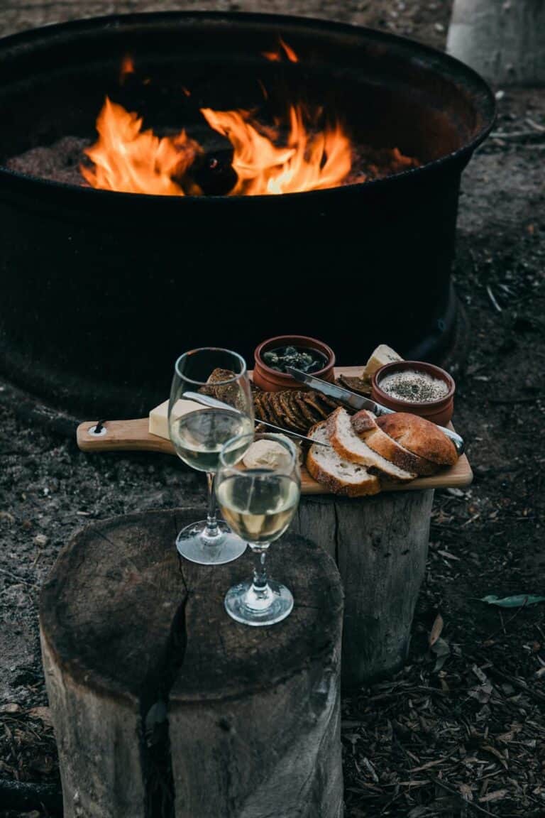Lagerfeuer als stimmungsvoller Treffpunkt während eines Hochzeitsabends in der Natur.