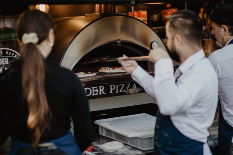 Frische Pizza aus dem Ofen als unkompliziertes und sehr beliebtes Food-Konzept bei einer Outdoor-Hochzeit.