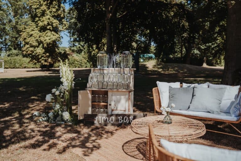 Limonadenbar und Lounge-Bereich bei einer Outdoor-Hochzeit, Teil einer durchdachten Hochzeitsplanung und Partyplanung.
