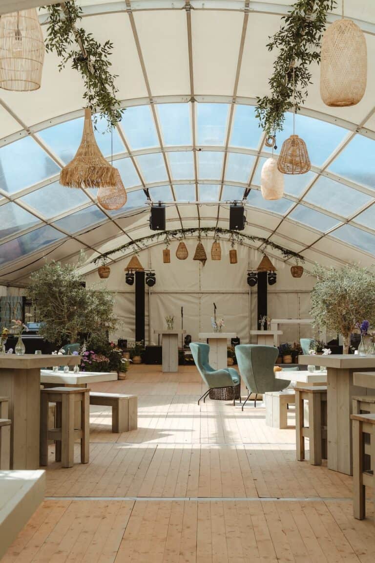 Zelthochzeit auf privatem Anwesen mit aufwendiger moderner aber natürlicher Deko – hochwertiges Eventdesign und klare Planung