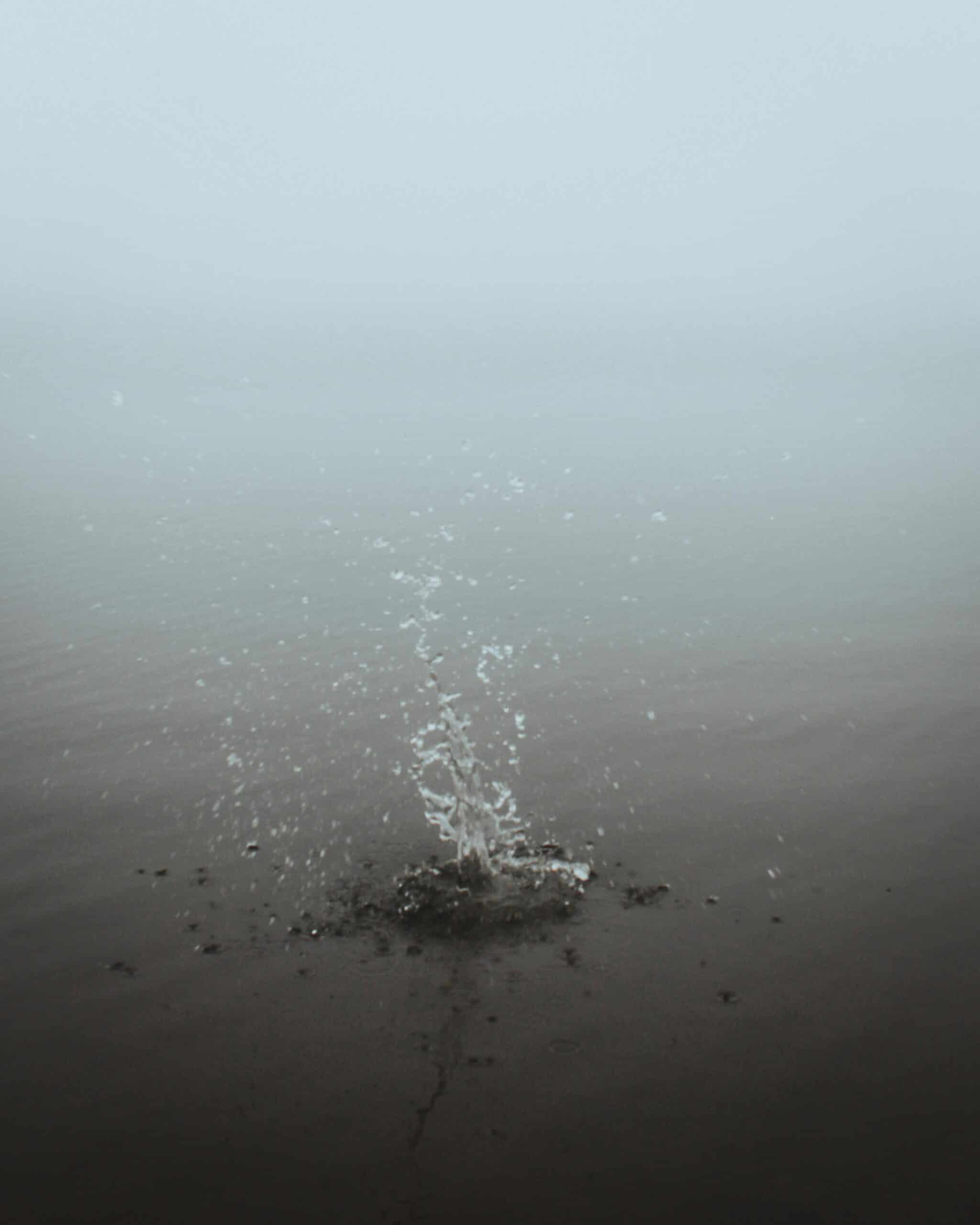 Wassersplash im Nebel als Sinnbild für strategische Eventplanung und Business Events durch eine Eventagentur