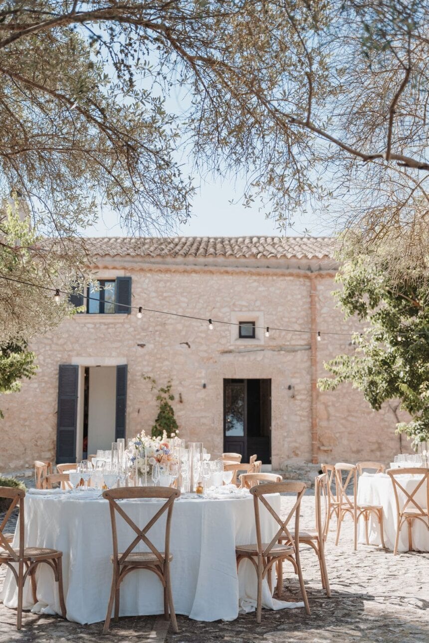 Full-Service Hochzeitsplanung in Düsseldorf, Köln, NRW und europaweit – stilvolles Outdoor-Dinner an einer besonderen Hochzeitslocation