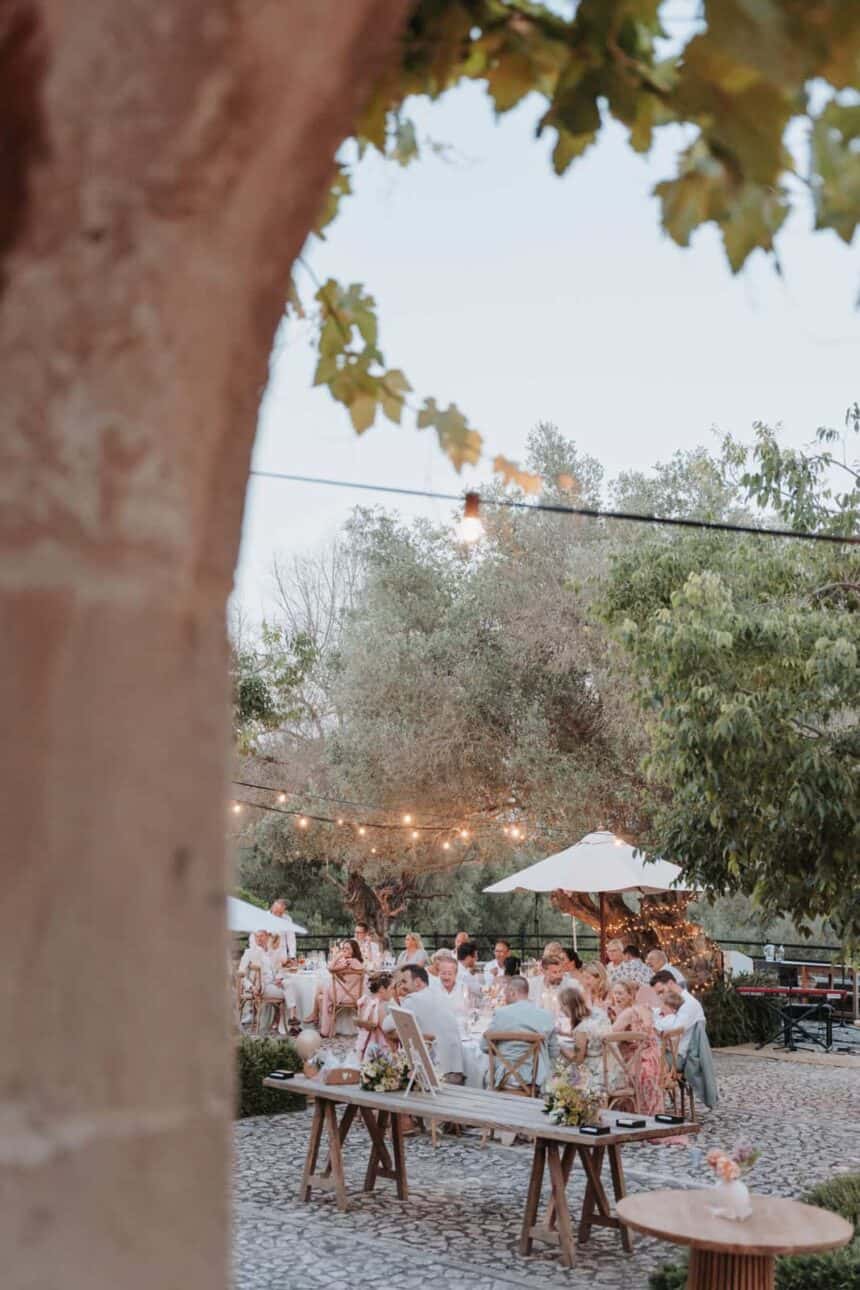 Full-Service Hochzeitsplanung für individuelle Hochzeiten in Düsseldorf, Köln, NRW, deutschlandweit und Europa – lange Tafel unter Bäumen und Lichterketten