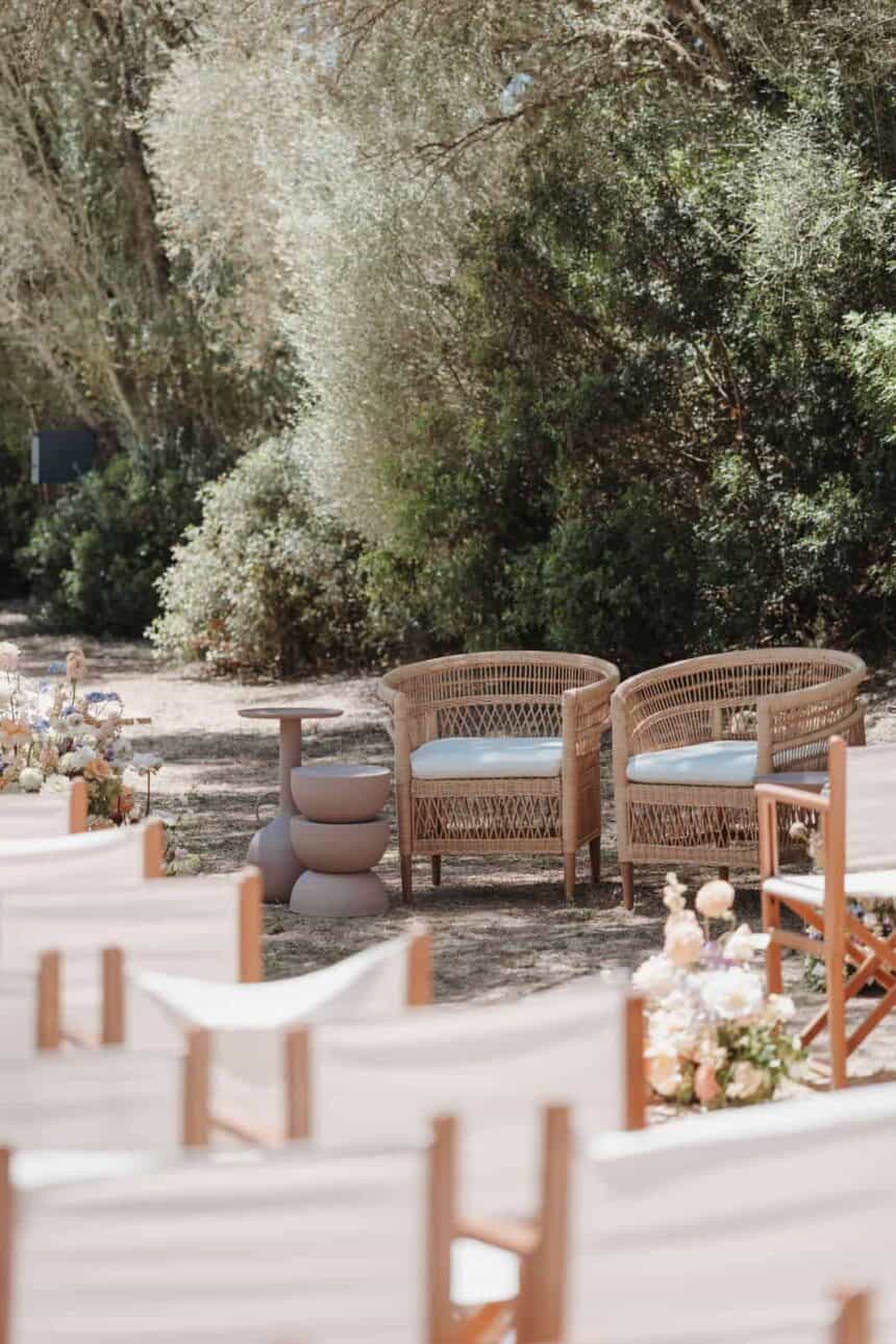 Full-Service Hochzeitsplanung in Düsseldorf, Köln, NRW, deutschlandweit und Europa – natürliche Outdoor-Trauung mit floraler Gestaltung und Lounge-Mobiliar