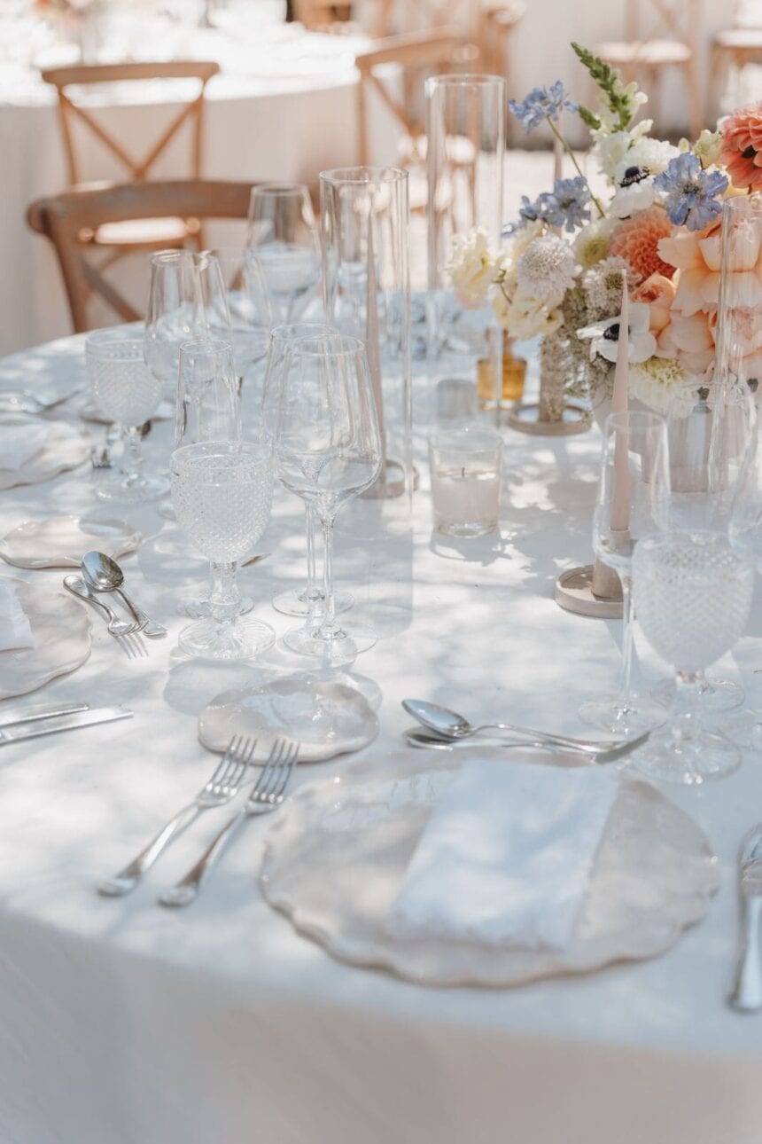 Full-Service Hochzeitsplanung in Düsseldorf, Köln, NRW, deutschlandweit und Europa – stilvolle Tischgestaltung mit floralen Details für eine individuelle Hochzeit