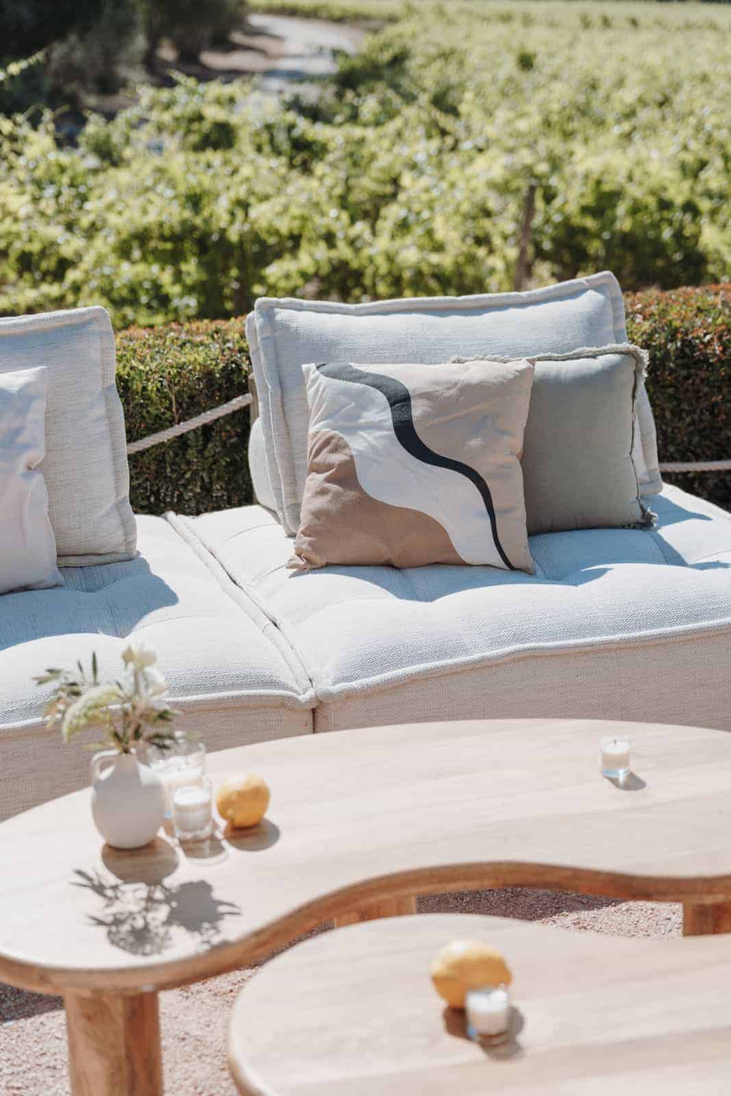 Outdoor Lounge einer Luxus Outdoor Hochzeit – Hochzeitsplanung von Hey Happy Day
