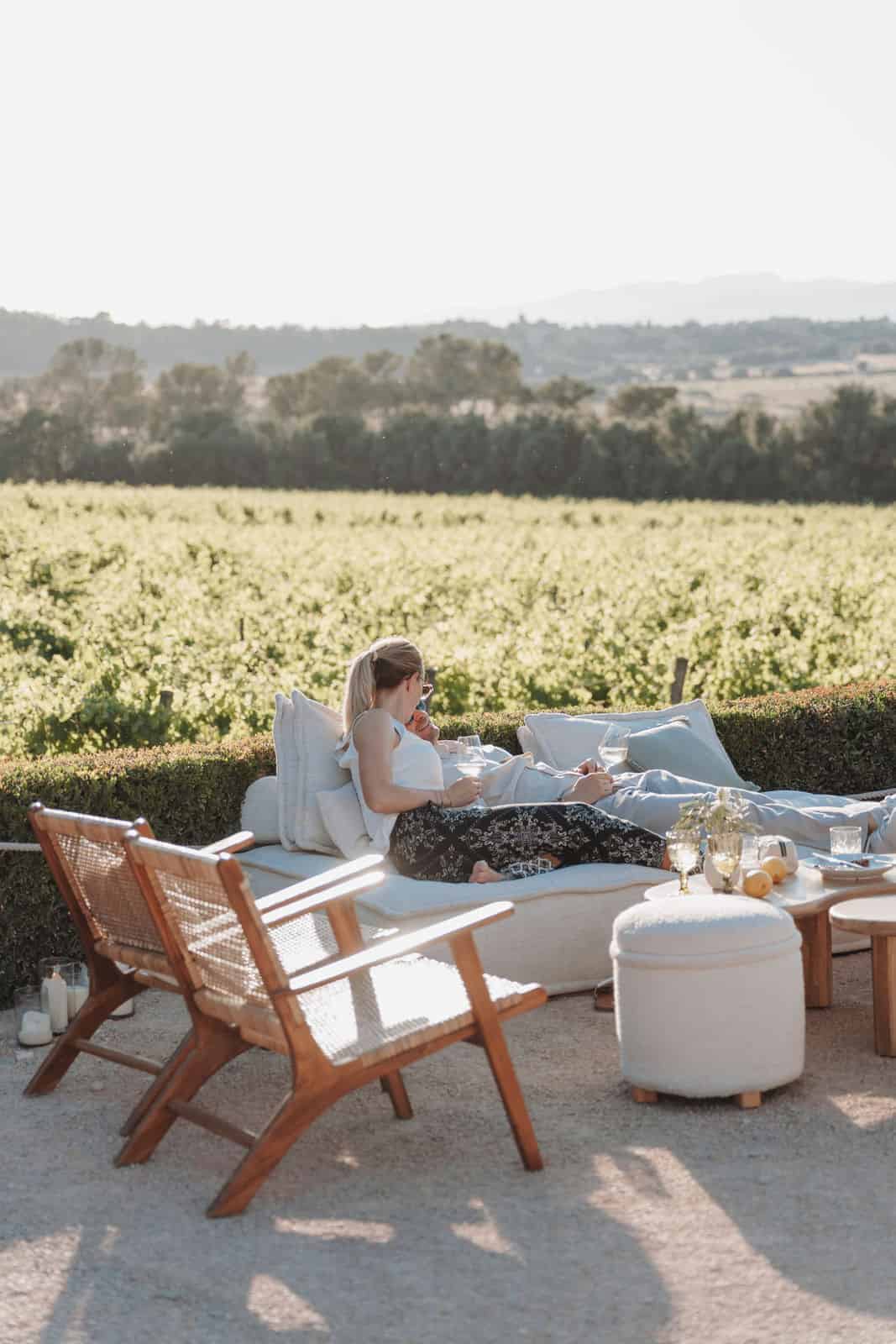 Gäste in der Outdoor Lounge einer Hochzeit – Hochzeitsplanung von Hey Happy Day